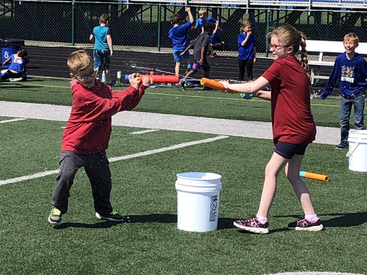 KiserClass's tweet photo. #WeAreMidview #FieldDay #PerfectWeather #RelayRaceFun https://t.co/wnDmNADmZa