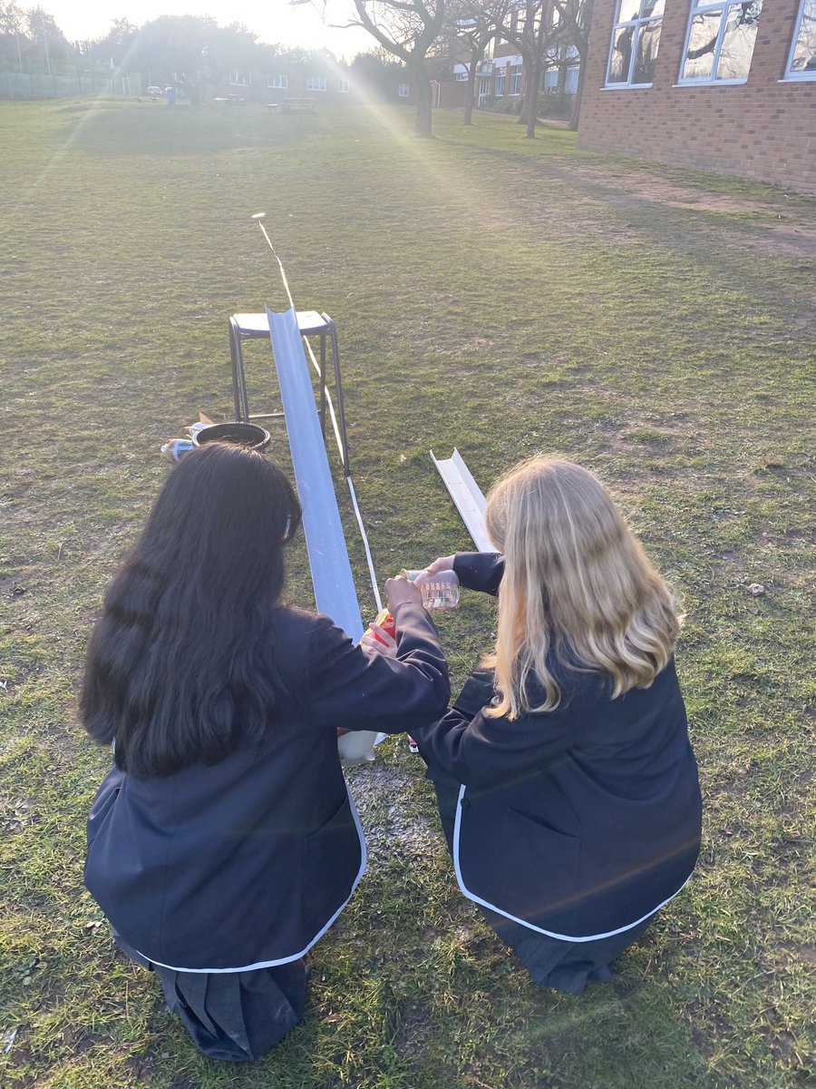 AvonbourneSci's tweet photo. Following our volcano experiment in CREST, Nauman decided to use to same reaction to launch rockets across the field and investigate the factors that made them fly furthest 🚀🚀 https://t.co/IAnmT8CIFA
