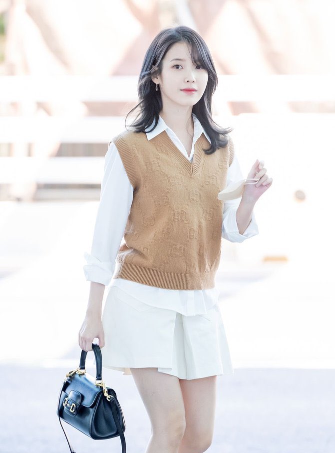 iuIooks's tweet photo. wearing beige to the airport is her thing https://t.co/BhHPbwzxeF