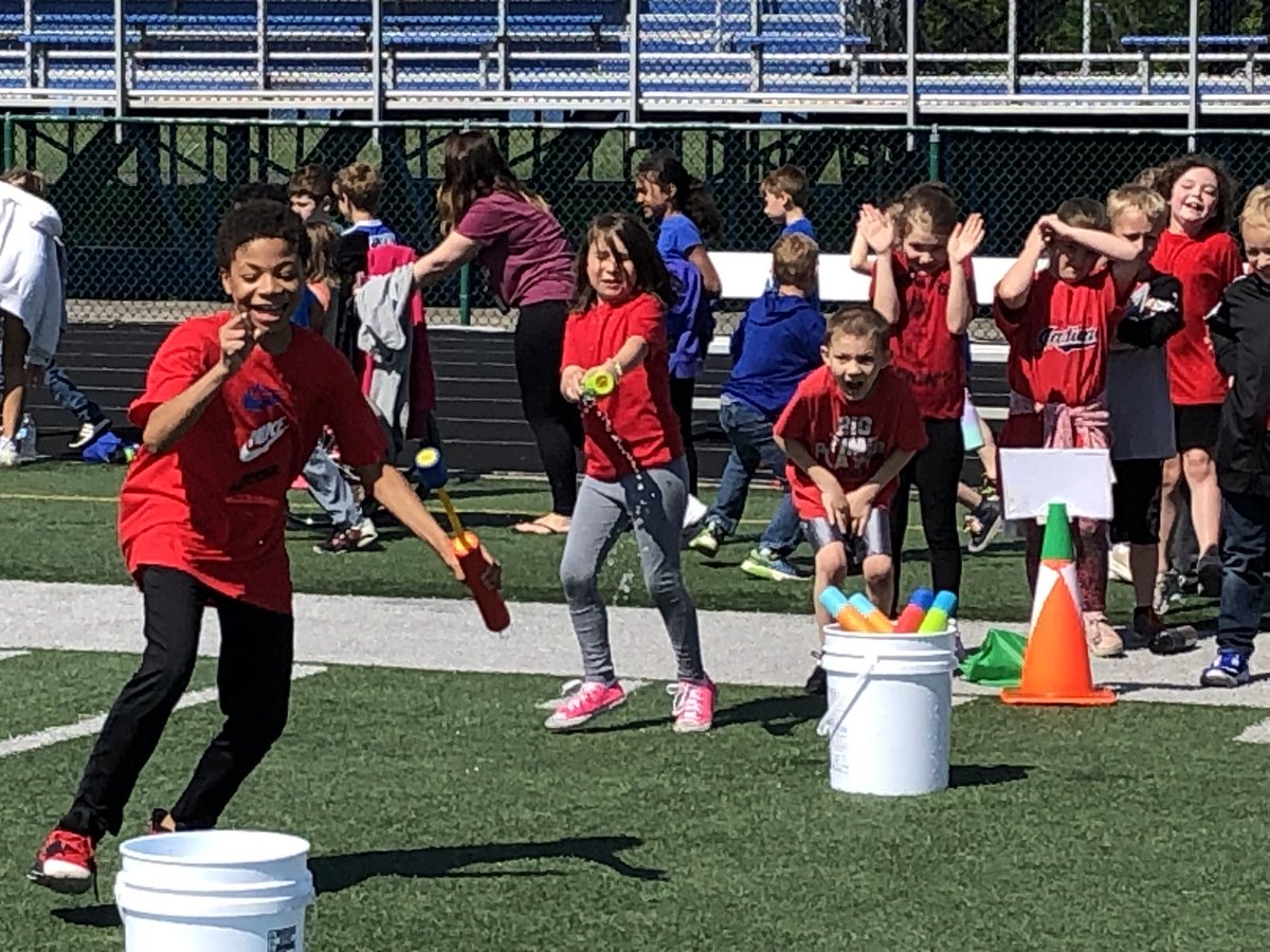 KiserClass's tweet photo. #WeAreMidview #FieldDay #PerfectWeather #RelayRaceFun https://t.co/Hwc4ilWLD9