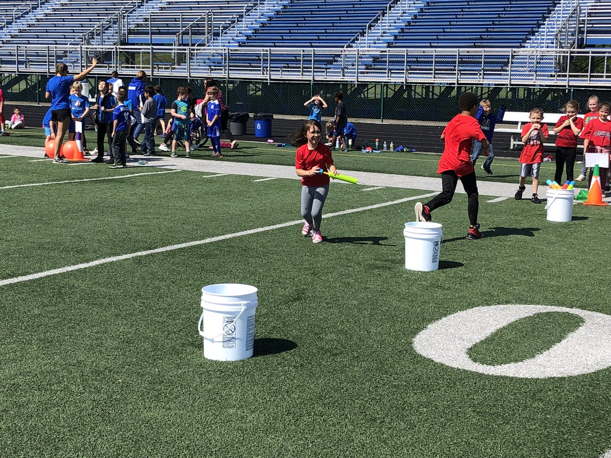 KiserClass's tweet photo. #WeAreMidview #FieldDay #PerfectWeather #RelayRaceFun https://t.co/Hwc4ilWLD9