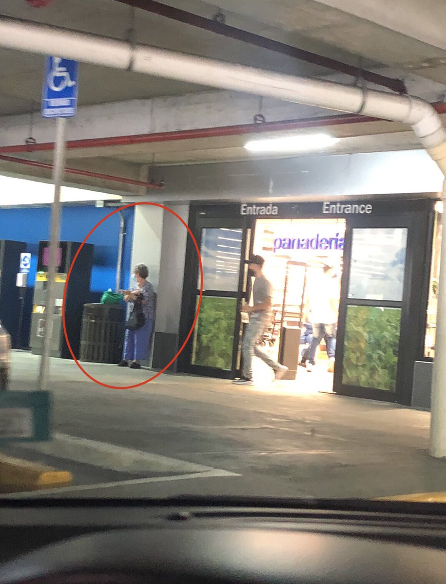 soymeyyy's tweet photo. Esa señora está vendiendo pulseritas fuera de el Rey - Dorado Mall, si está en tus posibilidades ayudarla, pues hazlo, ya que ese dinero son para sus medicamentos. https://t.co/XH8nIqwe3L