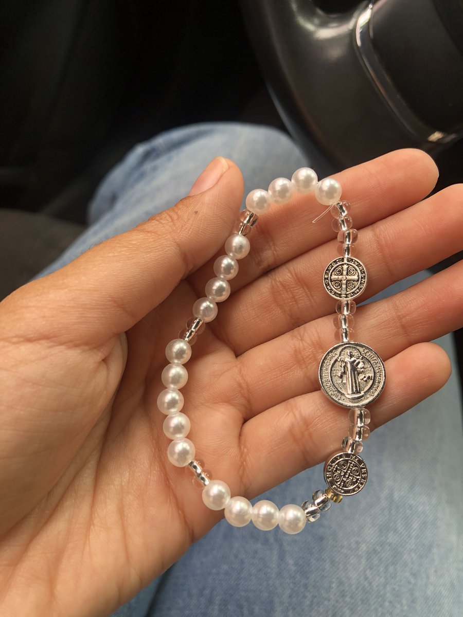 soymeyyy's tweet photo. Esa señora está vendiendo pulseritas fuera de el Rey - Dorado Mall, si está en tus posibilidades ayudarla, pues hazlo, ya que ese dinero son para sus medicamentos. https://t.co/XH8nIqwe3L