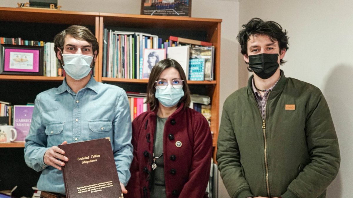 Sociedad Tolkien Magallanes, dedicada al estudio y difusión del legado del escritor J.R.R. Tolkien, forma parte de las Organizaciones Culturales Comunitarias que cuentan con respaldo del programa #RedCultura. Integrantes de esta entidad se reunieron con el Seremi <a href="/diegogarciagCAP/">Diego García García</a>