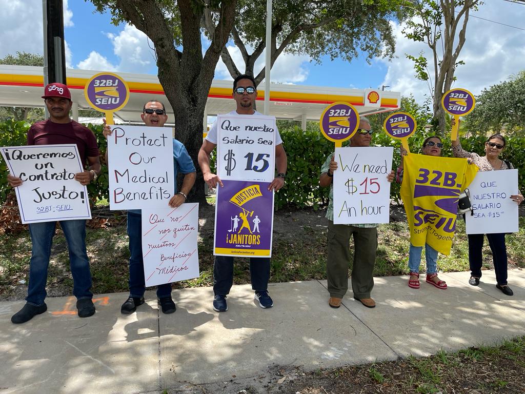 32BJFlorida's tweet photo. Janitors at Nova University, employed by @EncompassOnsite earn as low as $11.20 &amp; have to use personal time for covid. We're fighting for a fair contract:
✅Protects union health benefits
✅Living Wages 
✅Lifesaving benefits like + PTO
When we fight we win!💪🏾 #JusticeforJanitors https://t.co/NMoKJsETdW