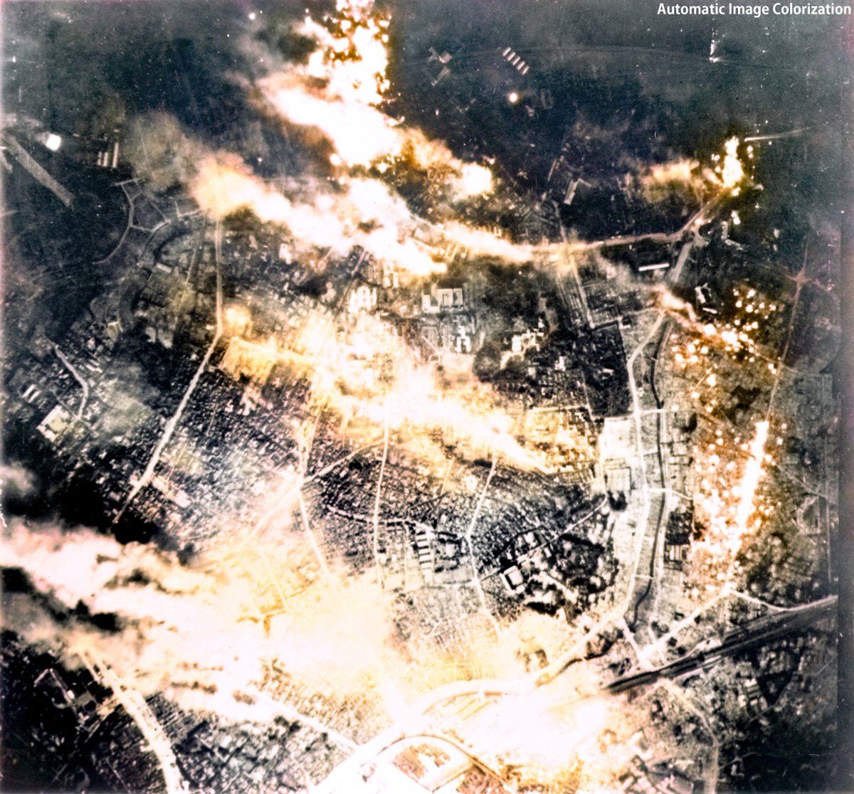 77年前の今日。1945年5月25日，空襲を受ける東京市街。B29爆撃機470機