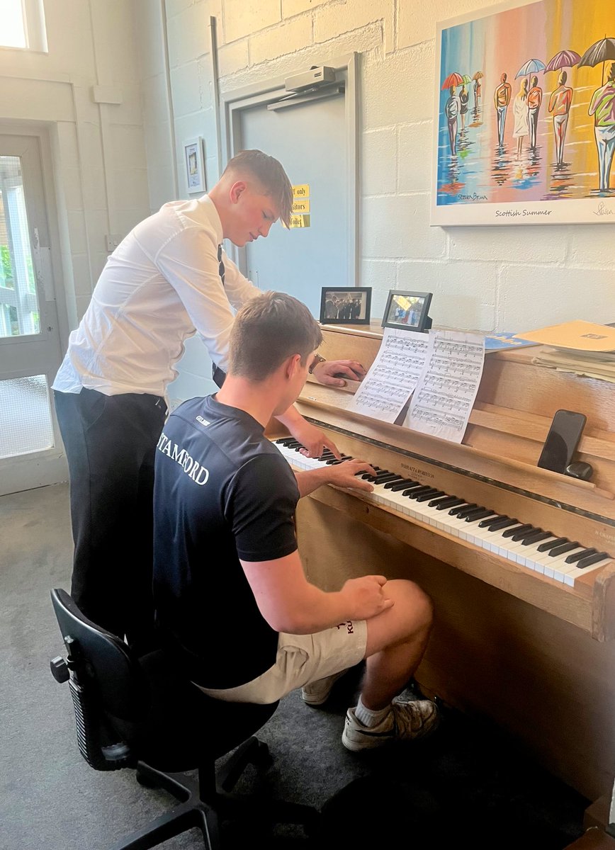 SESSixthForm's tweet photo. Mid-prep fun in Browne House this evening 🏏🎹 @Stamford_Head @ssdeputyhead @SpedeNews @PrincipalsDesk @blog_SES #Stamfordians https://t.co/MHu0Wl95gY