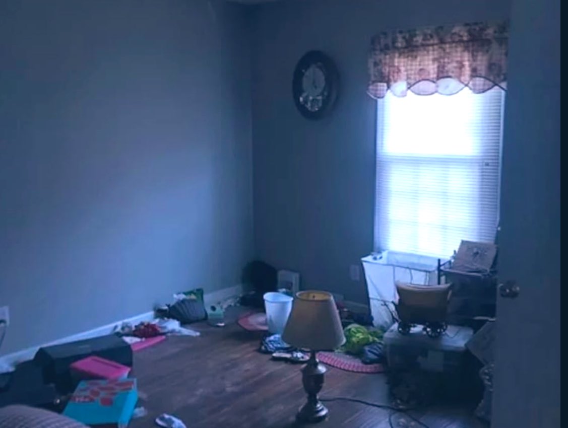 RainyNarnia's tweet photo. I’ve finally figured out why realtors only post pics of the outside of some houses 🤦🏼‍♀️

#FreeGarbage #RatsIncluded https://t.co/RlwE4qUp7s