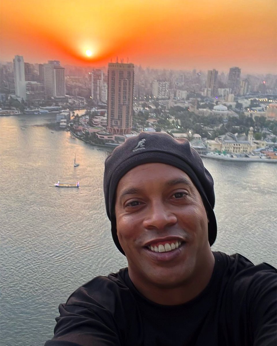 10Ronaldinho's tweet photo. Mais um dia lindo e abençoado por aq!!! Egito.. tô na área 🇪🇬🤙🏾 https://t.co/MPhR30jSVU