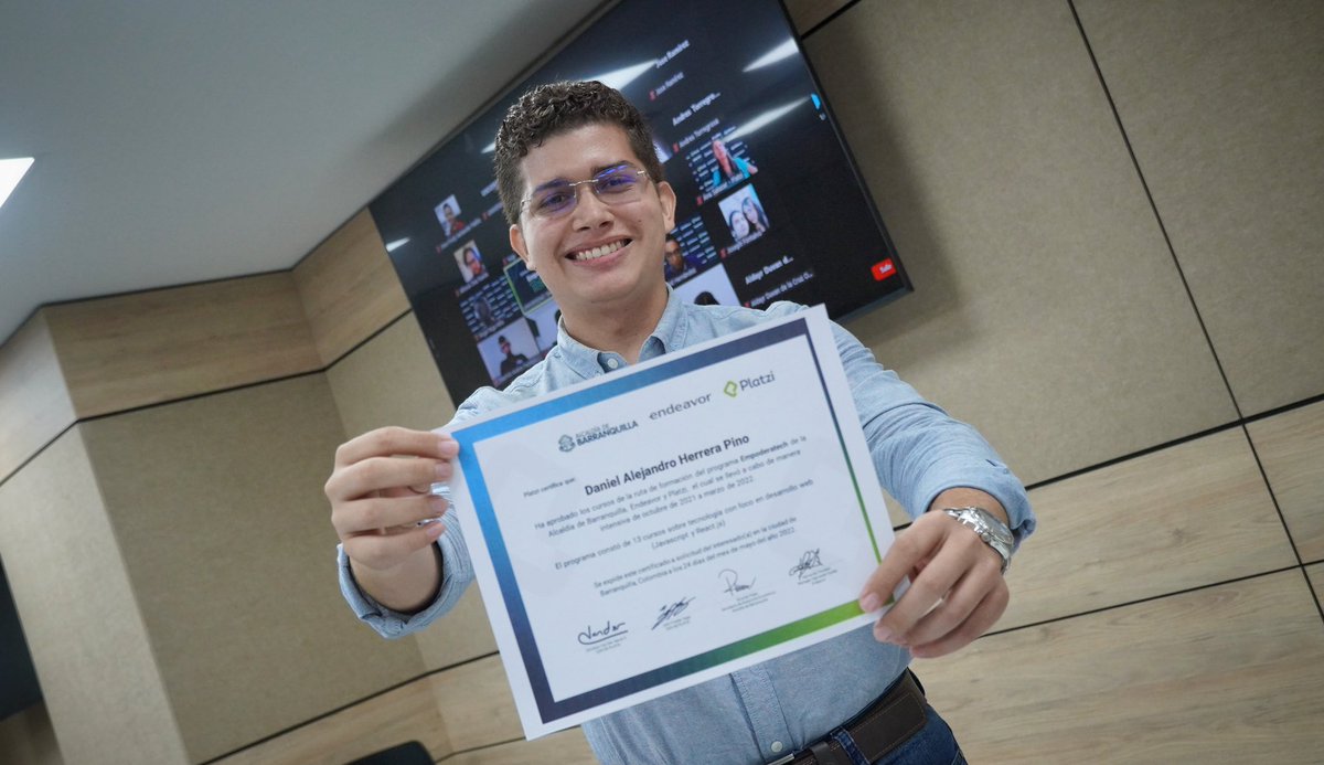 DesEconomicoBAQ's tweet photo. 🎓 ¡103 estudiantes se graduaron del programa de #EmpoderaTech!
😍 En alianza con @platzi y @EndeavorCol, la @alcaldiabquilla otorgó becas a jóvenes para formación en temas como: Software, Programación y Desarrollo.
💻 Este programa impulsa la empleabilidad en sector TECH. https://t.co/PvofJ3zDhL