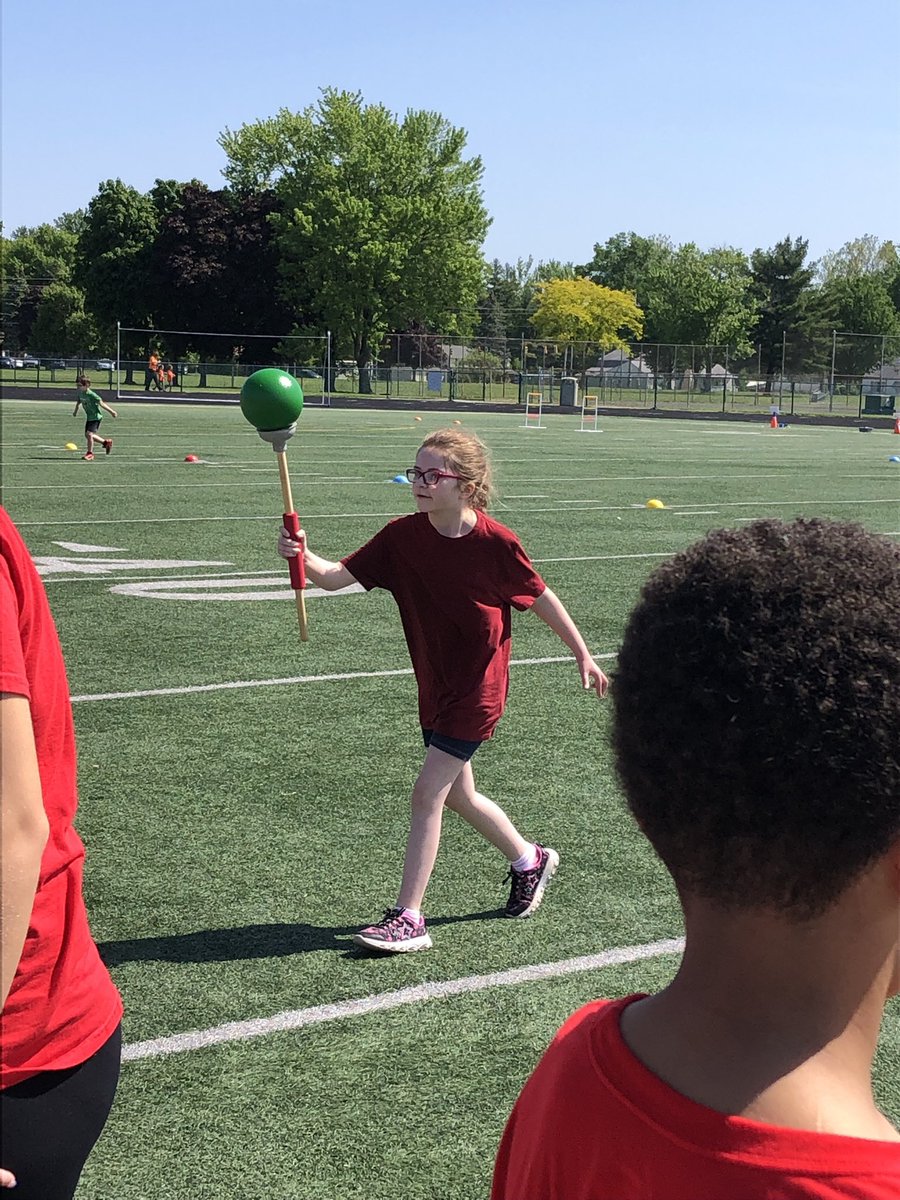 KiserClass's tweet photo. #WeAreMidview #FieldDay #PerfectWeather #RelayRaceFun https://t.co/2qFMicZ0Lk