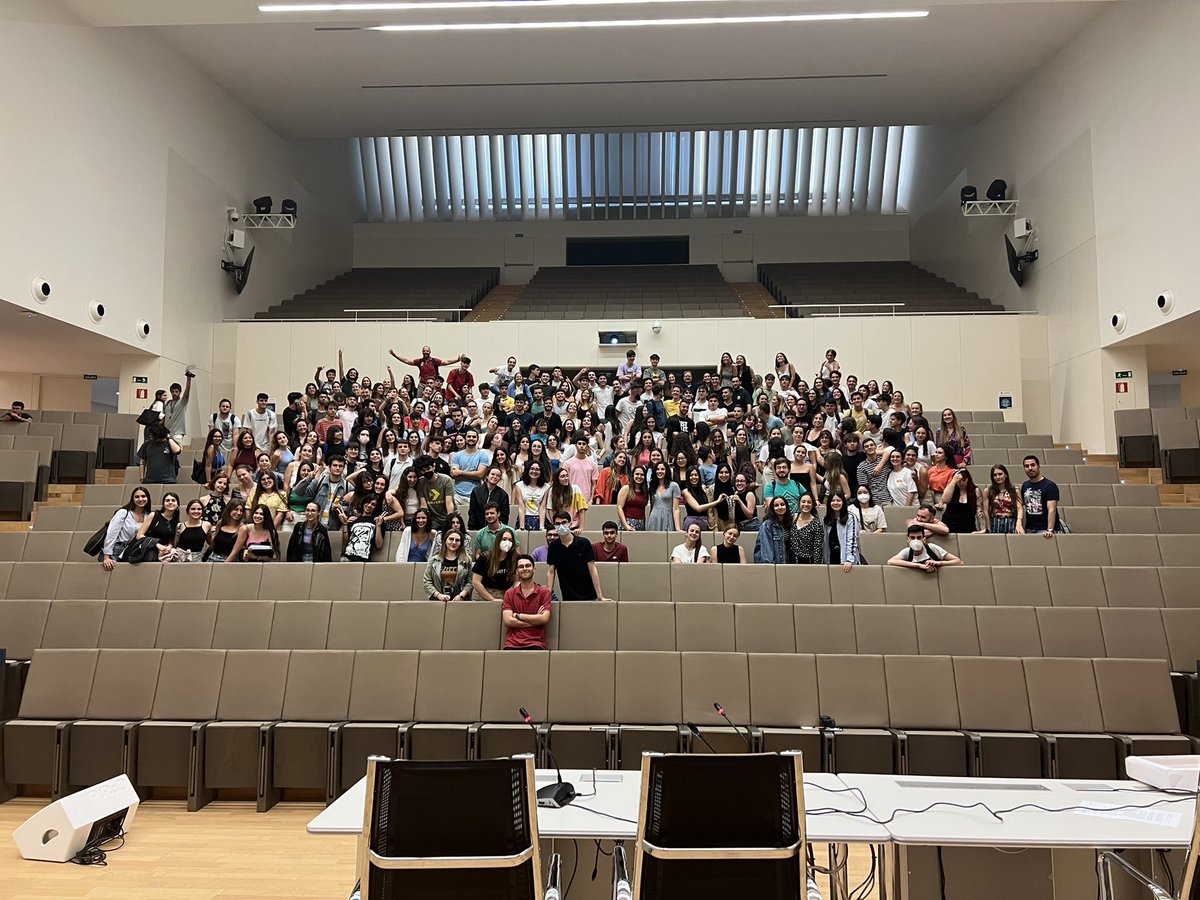 einthowen's tweet photo. Estos son los profesionales que cuidarán de nosotros en las próximas décadas. Un orgullo pero sobre todo un privilegio participar en su proceso formativo. PROMOCIÓN MEDICINA UGR 2021-2027 https://t.co/27QFVOohmf