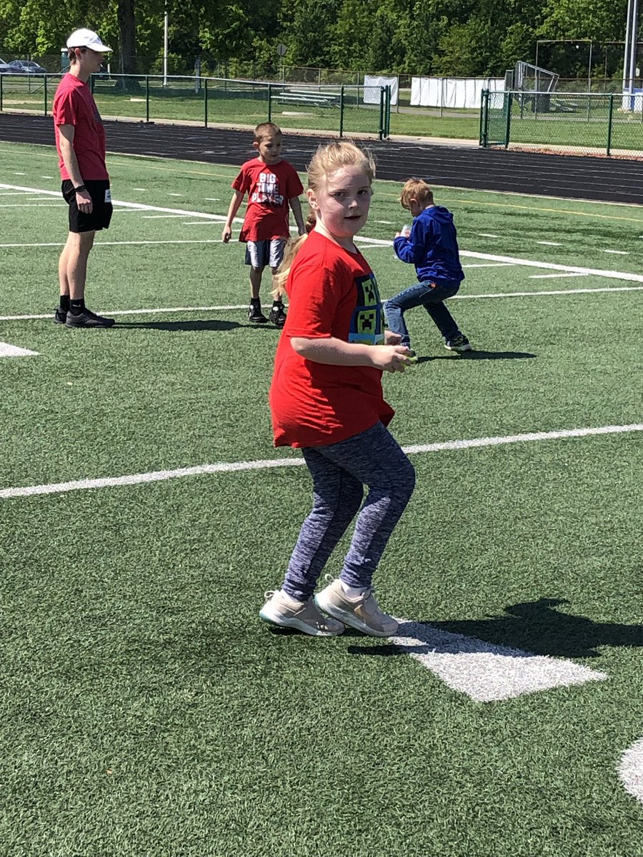 KiserClass's tweet photo. #WeAreMidview #FieldDay #PerfectWeather #RelayRaceFun https://t.co/RlzqBzVsAK