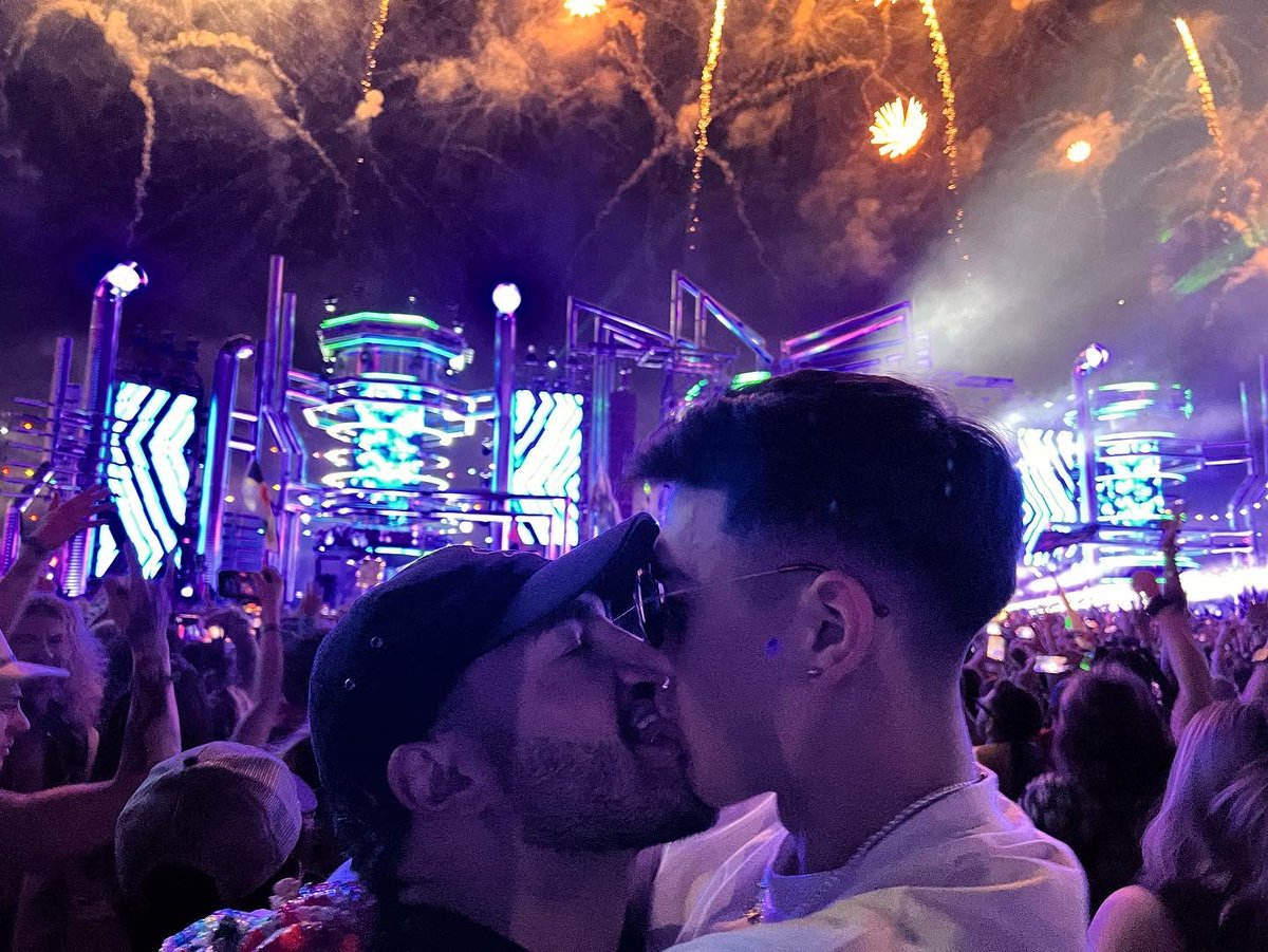 adxmcito's tweet image. Another EDC full of love and memories with my man.
