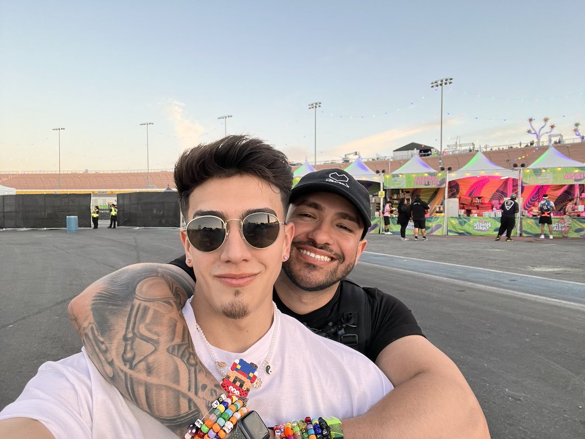 adxmcito's tweet image. Another EDC full of love and memories with my man.