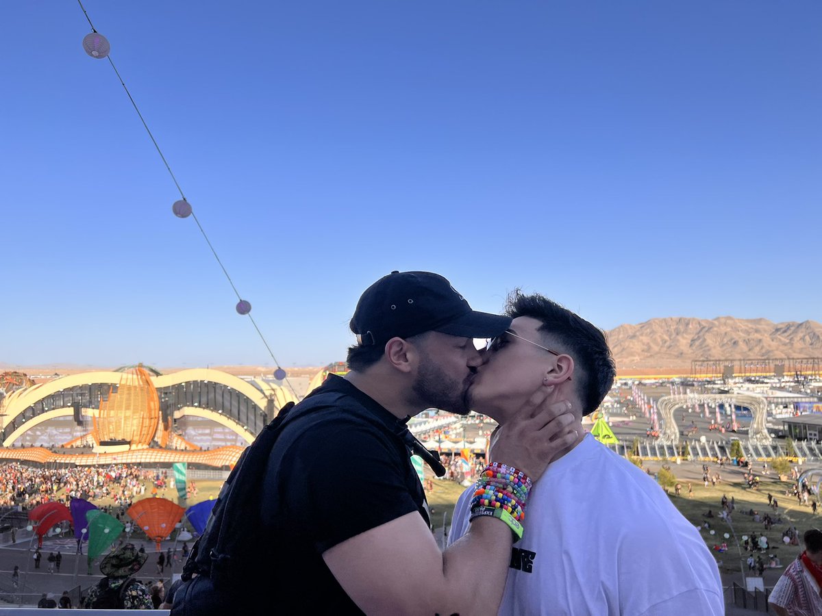 adxmcito's tweet image. Another EDC full of love and memories with my man.