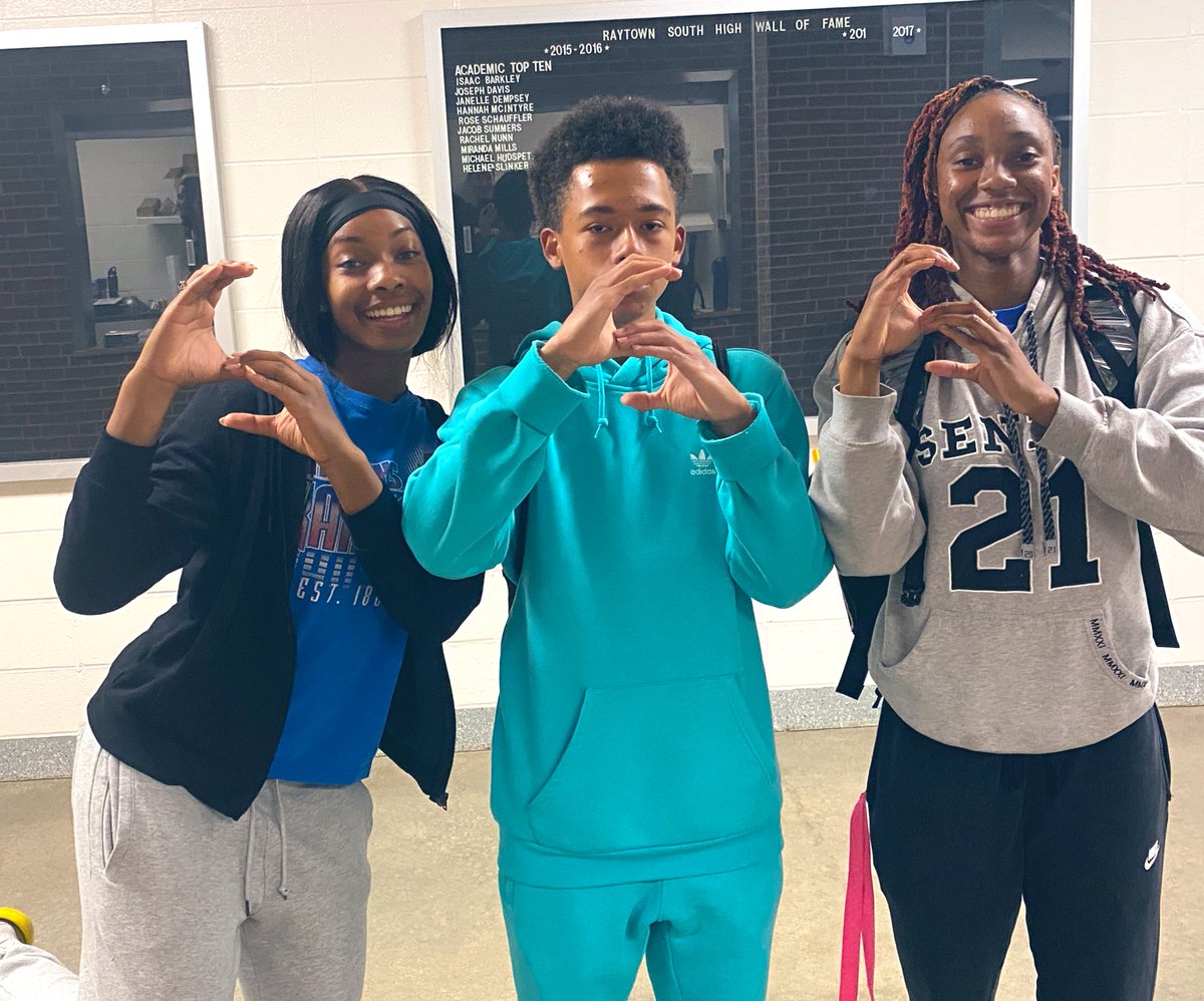 raysouth_track's tweet image. State Qualifiers x 3️⃣ 
Combined GPA 3️⃣.6️⃣5️⃣ 

True representation of STUDENT ATHLETES!!

#SOUTHSIDE