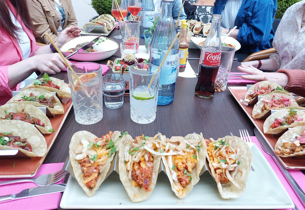 #phdlife It was so wonderful to have an in person workshop and lecture on "trust and credibility in political communication" by @MarthaKuhnhenn and meet my lovely colleagues after an exciting research trip on the West coast. And Tacos in Heidelberg?! #WorkLifeBalance