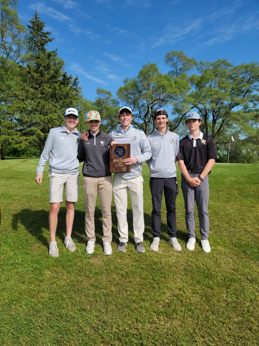 BoysGolfFHS's tweet photo. Junior @zachkoch14 leads the way &amp; was 2nd overall with a great score of 78! @LandenS15 brushed off an 8 on his 1st hole to fire an 80 &amp; Parker Fraser &amp; Victor Ignatowski each came in with 82s to round out the team score! So proud of the time and improvement these guys have done! https://t.co/5k98sVcUDe