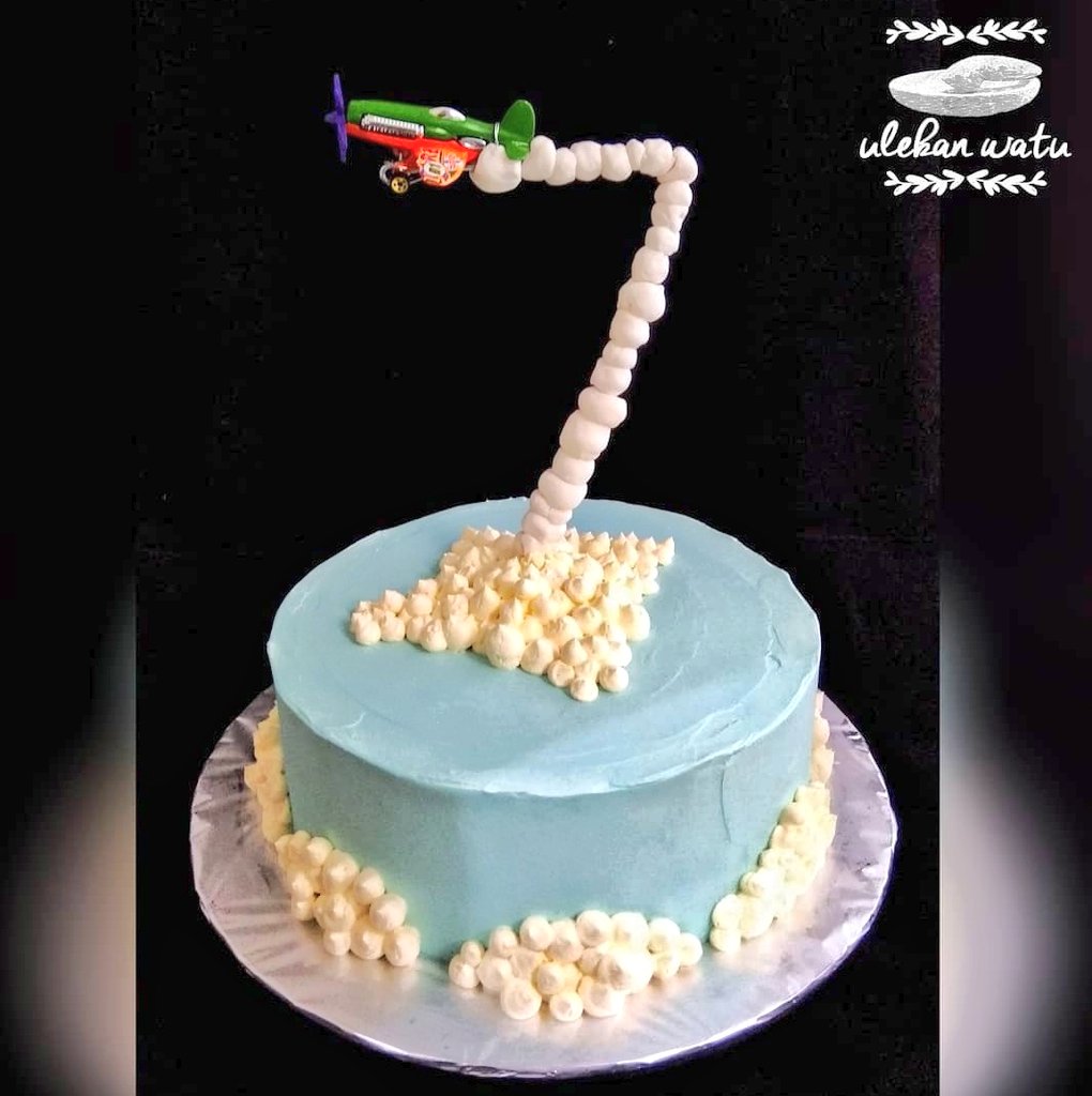 beni3bee's tweet photo. Simple meaningful cake.
Anaknya ultah ke 7 dan suka pesawat. Kelihatan gak angka 7 nya?
#repost #oldcake https://t.co/0lJP0yw0PE