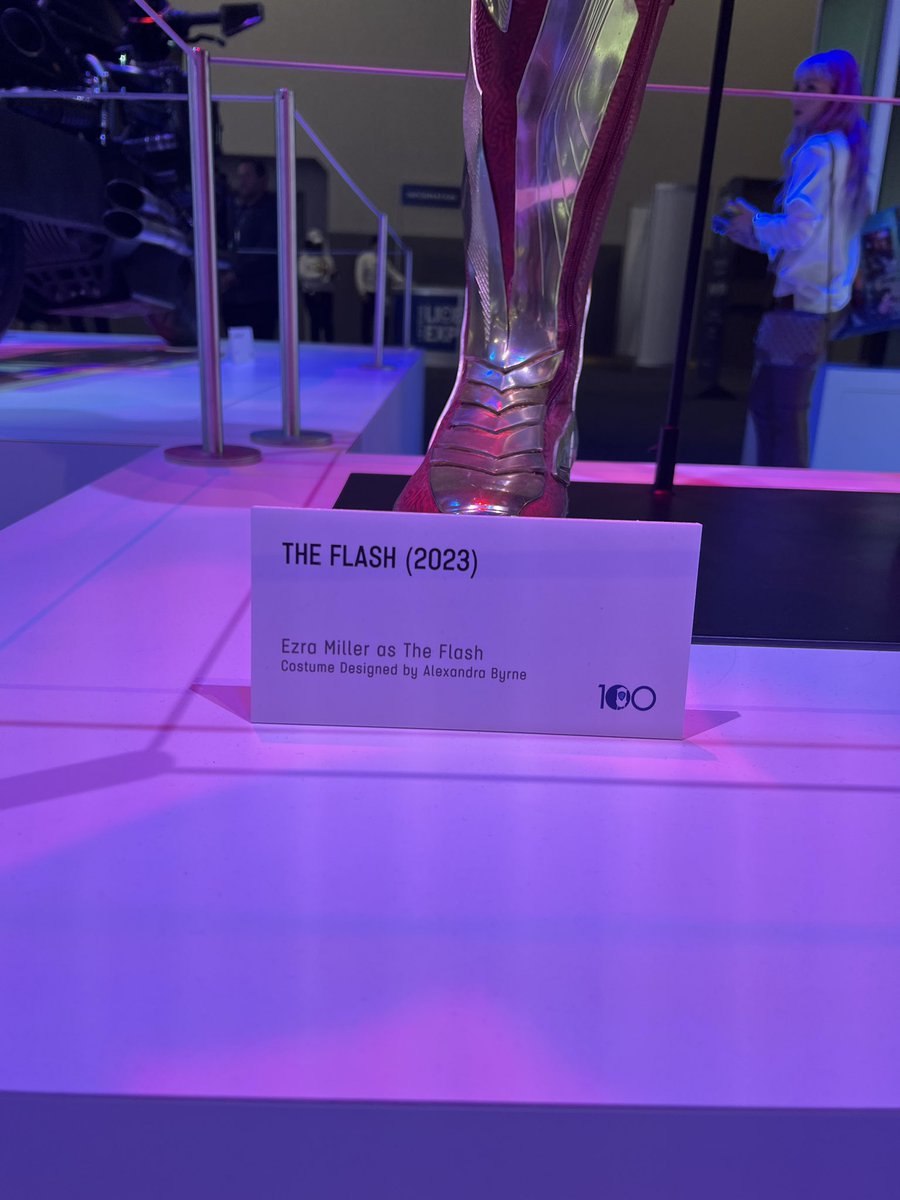 HD look at the new FLASH &amp; SUPERGIRL suits!