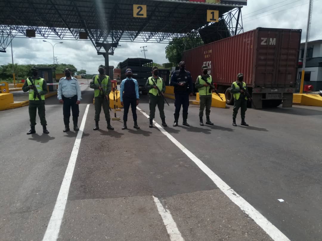 poliguarico15's tweet photo. #24May|| En una sola acción policial y dando continuidad al dispositivo @Guaricoseguro los distintos OSC y @poliguarico15 se encuentran desplegados en diferentes sectores del Mpio. Mellado, en resguardo y protección de la población en general.
#PichinchaVictoriaPerpetua
#CCP6 https://t.co/KCnXEfn9Kf