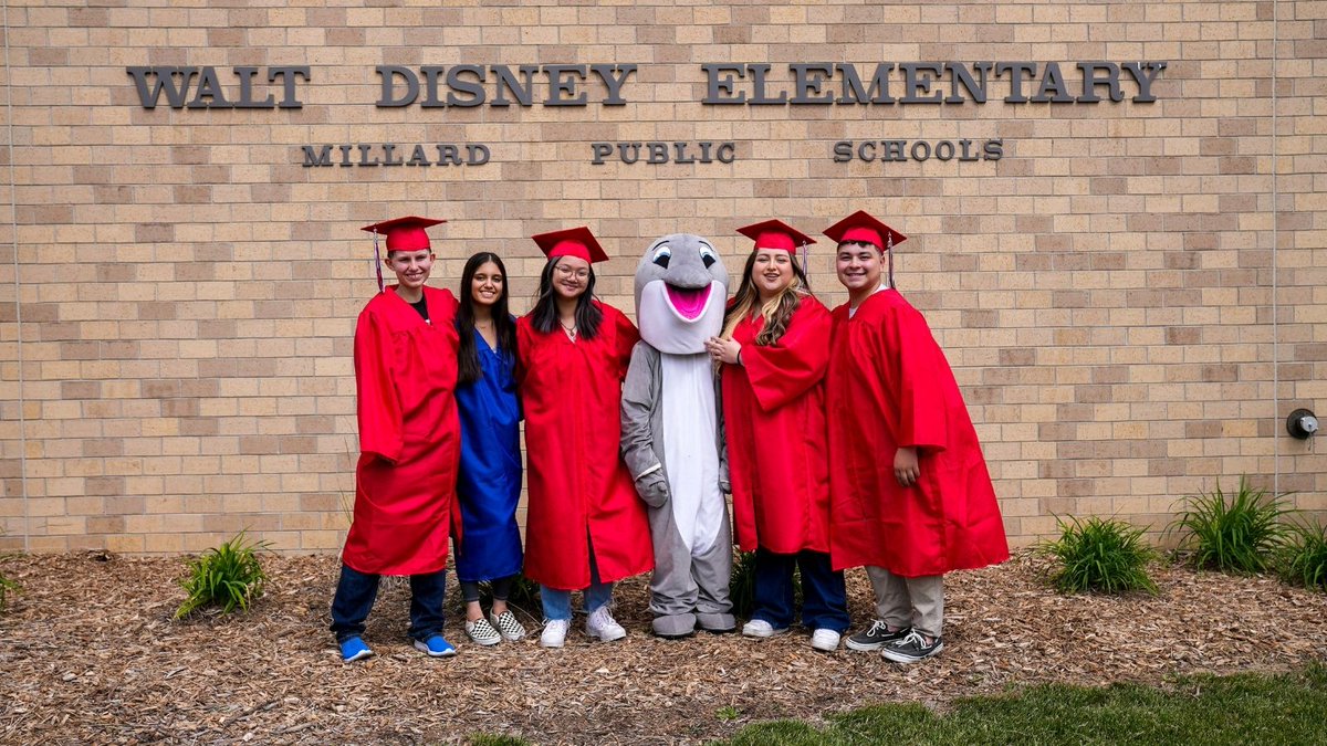 MillardPS's tweet image. The class of 2022 took a trip down memory lane with one final lap of their elementary schools. #MPS22Grad
For more photos: 
mpsomaha.org/about/district…