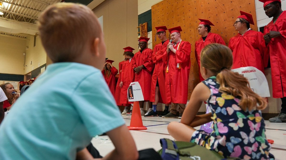 MillardPS's tweet image. The class of 2022 took a trip down memory lane with one final lap of their elementary schools. #MPS22Grad
For more photos: 
mpsomaha.org/about/district…