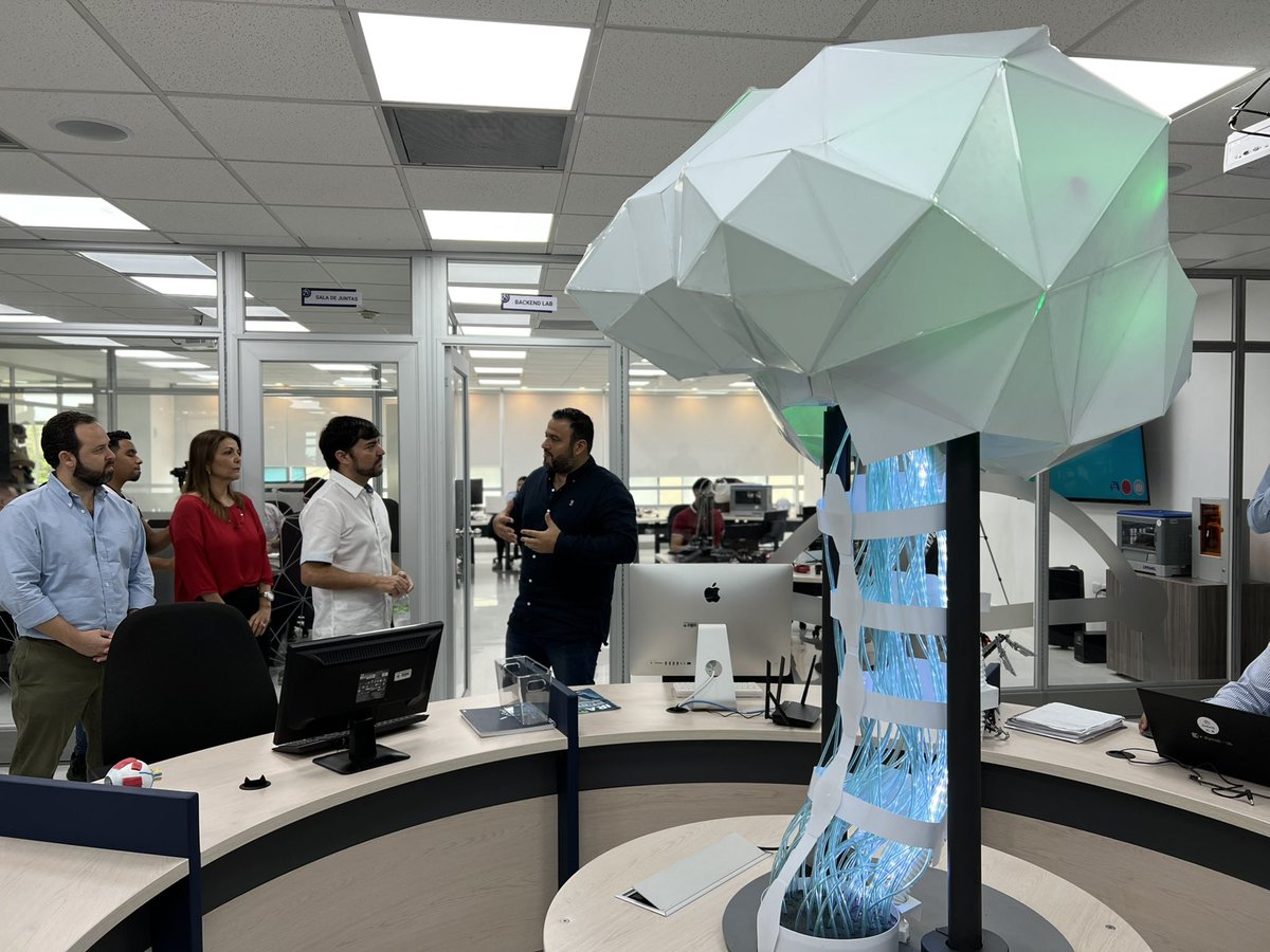 DesEconomicoBAQ's tweet photo. 🤖 En medio de la graduación de #EmpoderaTech, el acalde @jaimepumarejo, recorrió las instalaciones de AudacIA, el nuevo centro de inteligencia artificial y robótica de la Universidad Simón Bolivar (@unisimon). https://t.co/nIMl6kLCax