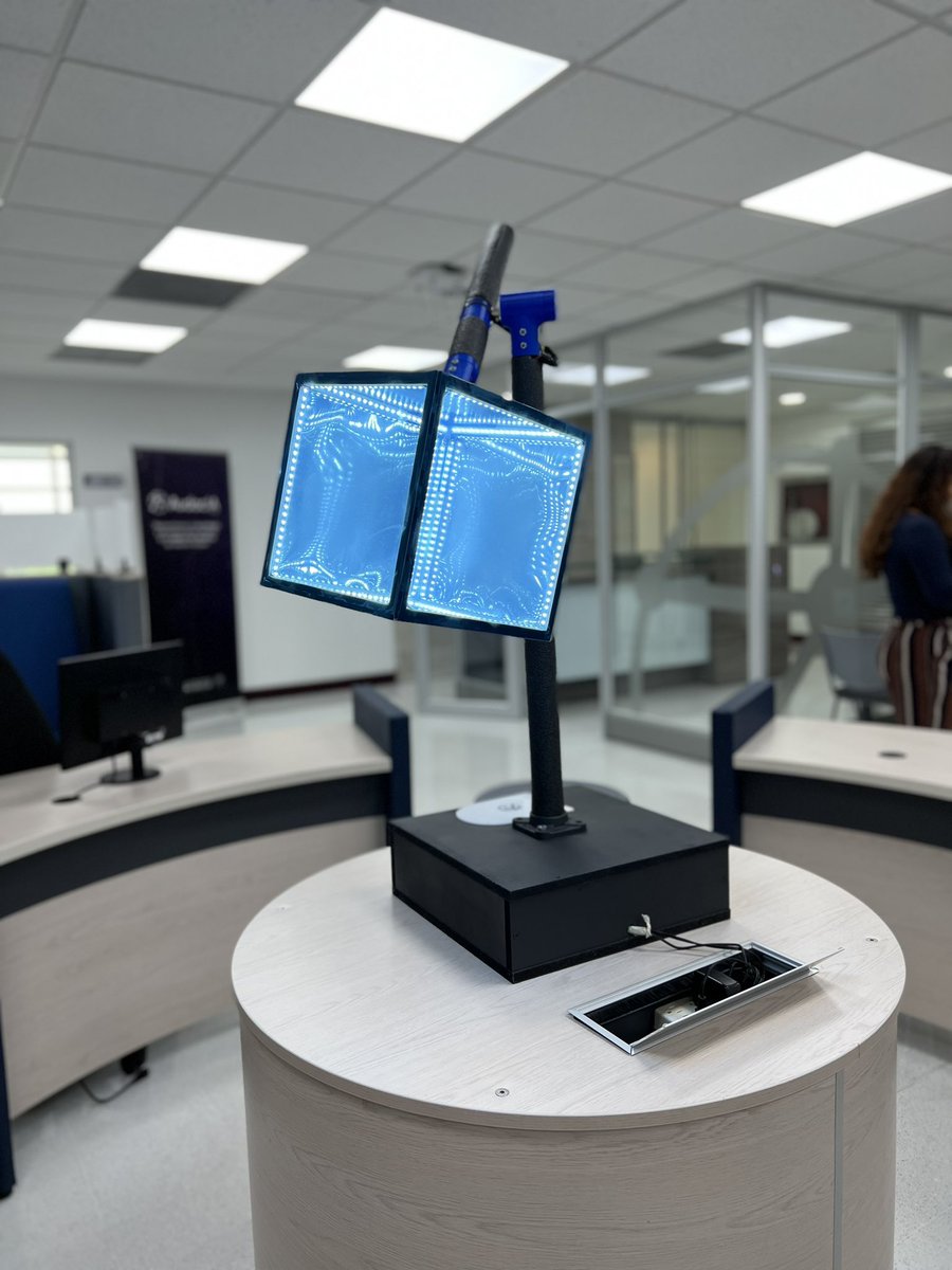 DesEconomicoBAQ's tweet photo. 🤖 En medio de la graduación de #EmpoderaTech, el acalde @jaimepumarejo, recorrió las instalaciones de AudacIA, el nuevo centro de inteligencia artificial y robótica de la Universidad Simón Bolivar (@unisimon). https://t.co/nIMl6kLCax
