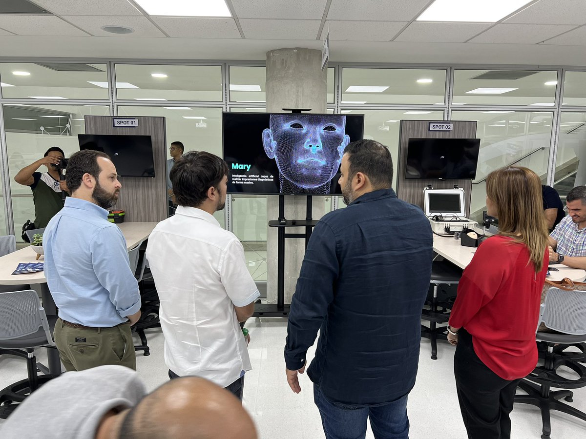 DesEconomicoBAQ's tweet photo. 🤖 En medio de la graduación de #EmpoderaTech, el acalde @jaimepumarejo, recorrió las instalaciones de AudacIA, el nuevo centro de inteligencia artificial y robótica de la Universidad Simón Bolivar (@unisimon). https://t.co/nIMl6kLCax