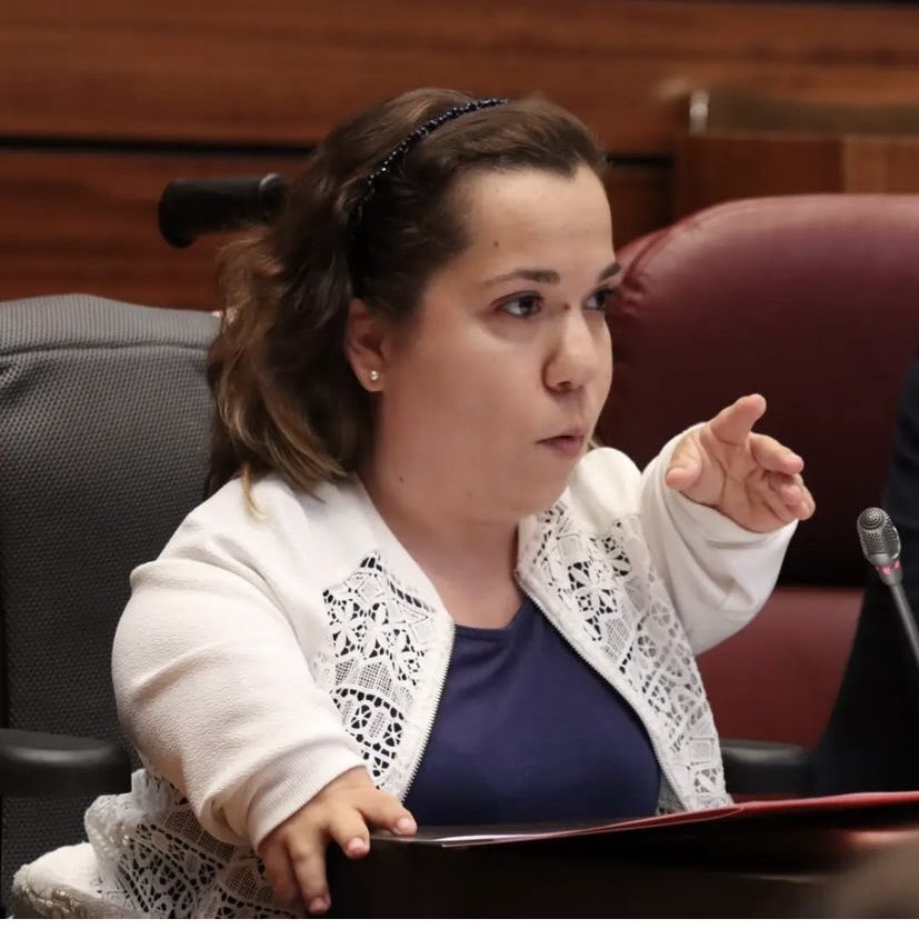 Esta es mi compañera <a href="/Noefr86/">Noe/❤ 🌾</a> una mujer luchadora, valiente y comprometida. Hoy el Vicepresidente de la <a href="/jcyl/">Junta de Castilla y León</a> le ha dicho que “la iba a responder como si fuera una persona como las demás” afortunadamente no lo es, al menos como él. Tiene el alma más limpia y valores y principios