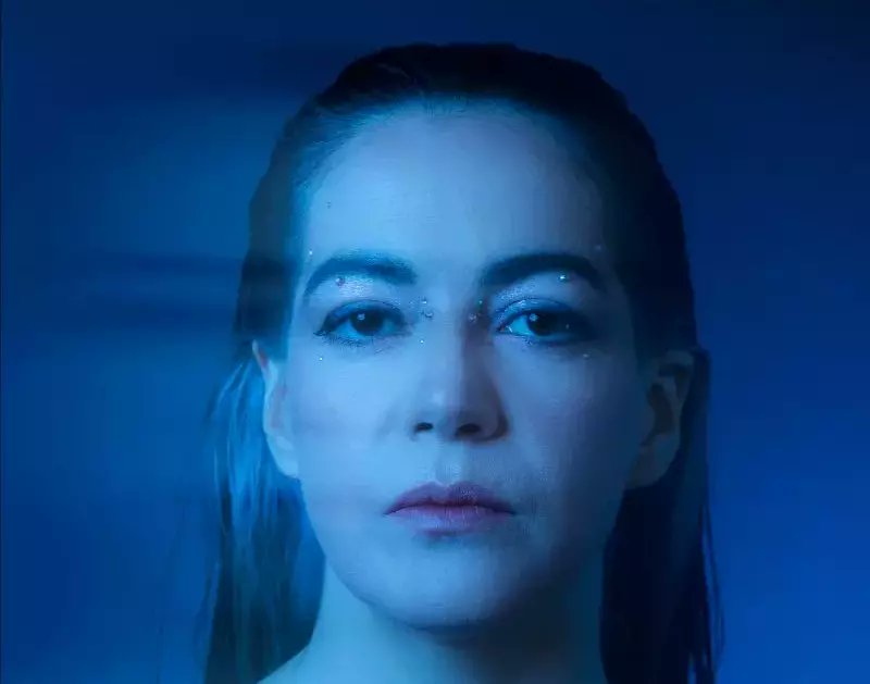 "Alguna vez" es el nuevo videoclip del dúo nacional Molly Von Prolog.

👉 Dale play en bit.ly/3Nu6cMT.
#EscuchaCL #musicachilena #VitrinaCL <a href="/VonProlog/">MollyVonProlog</a> <a href="/plegablepr/">Agencia Plegable</a>