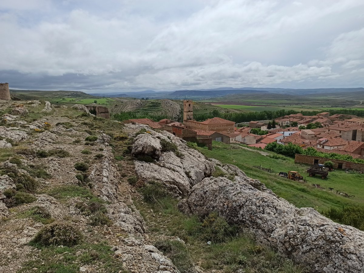 gascapauer's tweet photo. Secuencias transgresivas y regresivas, cortejos sedimentarios y cambios eustáticos en el registro geológico de la subcuenca de #Galve (#facies #Urgon) en afloramientos de Aliaga, Camarillas o Miravete #usal &amp; #unizar https://t.co/uGuWuWcpoo
