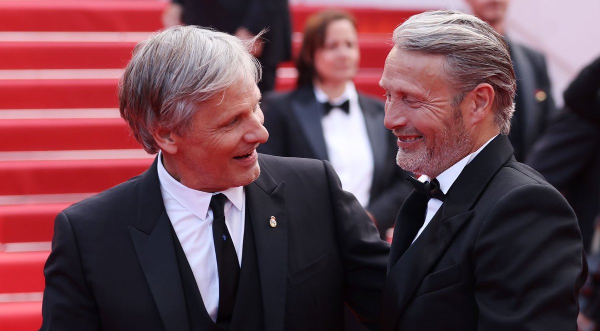 ToIkienverse's tweet photo. Viggo Mortensen llevando un pin del Real Madrid en el festival de Cannes es lo más puro que verás 🥺 https://t.co/NE8rjQLs5Z