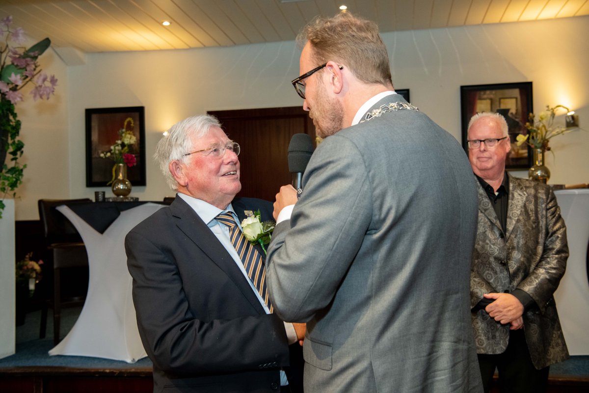 Vandaag werd Hans Donderwinkel verrast met een Zilveren Eremedaille! 🤩 Hans zet zich al meer dan 40 jaar in voor veel (maatschappelijke) Doetinchemse organisaties. Hij mag hij zichzelf vanaf vandaag ereburger van Doetinchem noemen.