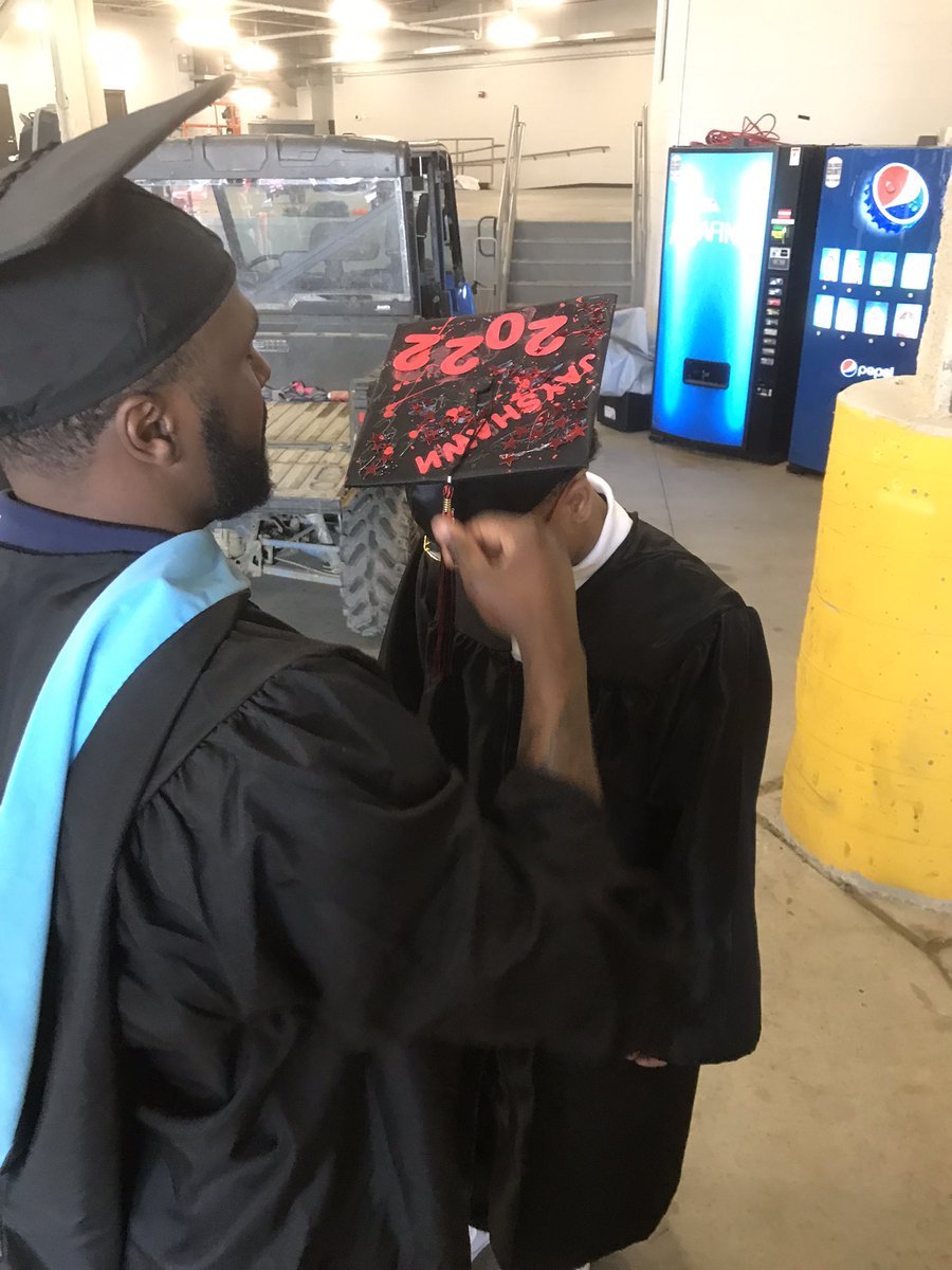 McKinleyPups's tweet photo. We are getting closer - 10 minutes &amp; counting ‼️❤️🎓🐶#Classof2022 @CCS_District @CantonRepdotcom @JeffTalbertSr @HOFVillage #VeryProudPups #TheCaps https://t.co/7yJfZzQEGK
