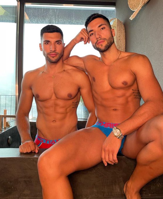 Retweet if you like twins 😋😋  Subscribe here to see a lot more of us: https://t.co/0y6Lyq5FO5 https://t