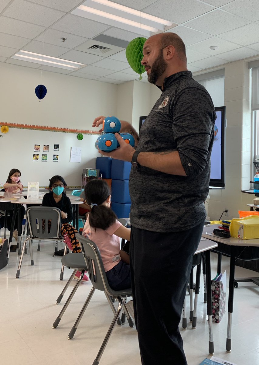 Mr. DeLuca was in 3rd grade today!! Thanks for sharing the need to knows for our PBL using technology! You are our 🌟 star today! <a href="/WaxpoolElem/">WaxpoolElementary</a> <a href="/AlgorithmChef/">Shawn DeLuca</a>