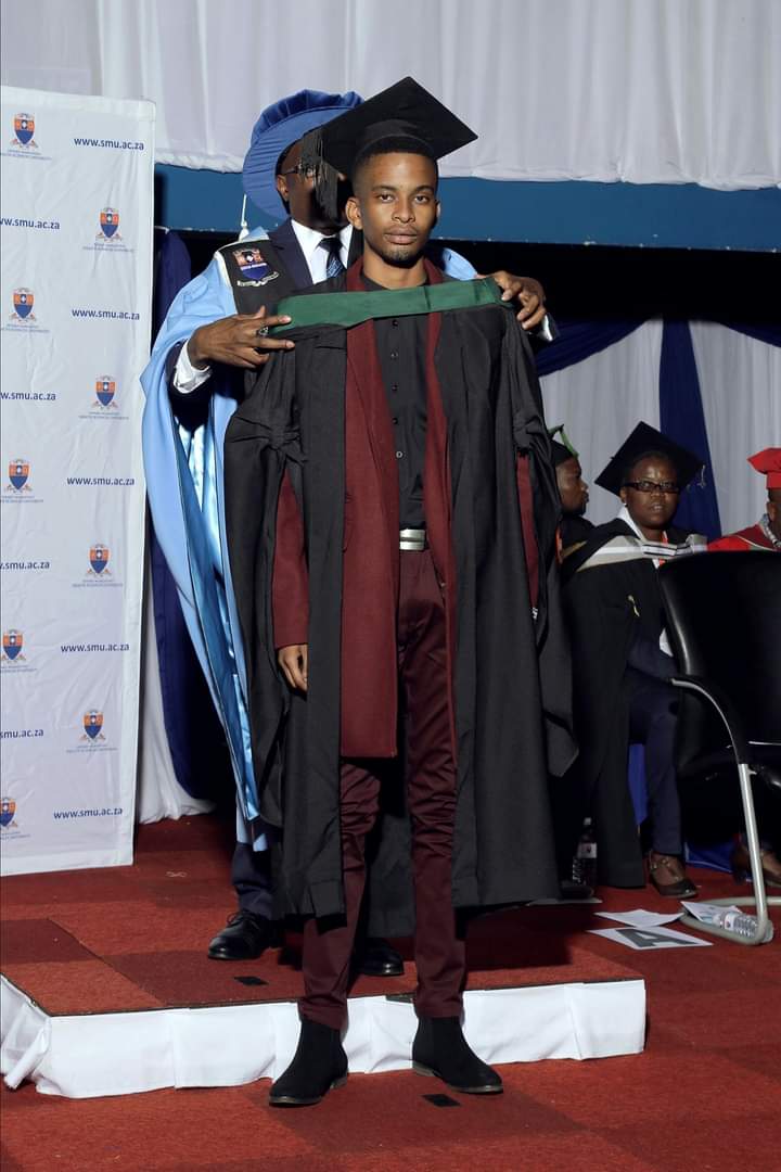 _TroyMotene's tweet photo. 3 years ago, I graduated for Bsc in Life Sciences and also decided to risk it and do Bcom law. Now I am 1 of 2 students to Graduate for Bcom Law @theNWU Mafikeng Campus. I'm proud to say that at the age of 24, your Scientist in now also a Bcom law Graduate. God is Good. https://t.co/Ppkmx8jszg