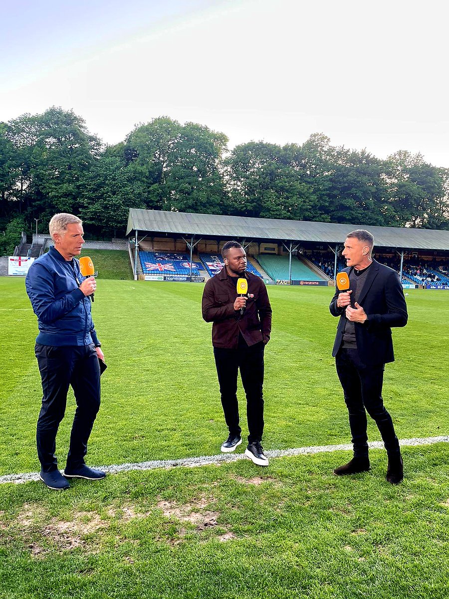 The 2nd @TheVanaramaNL eliminator is complete. Congratulations @ChesterfieldFC on victory over @FCHTOnline who can been proud of their season. Great work @msmith850 @CHargreaves1 @JeffBrazier & the brilliant @btsportfootball team ⚽️ Outfit by the amazing @WearLondon1 👕👖