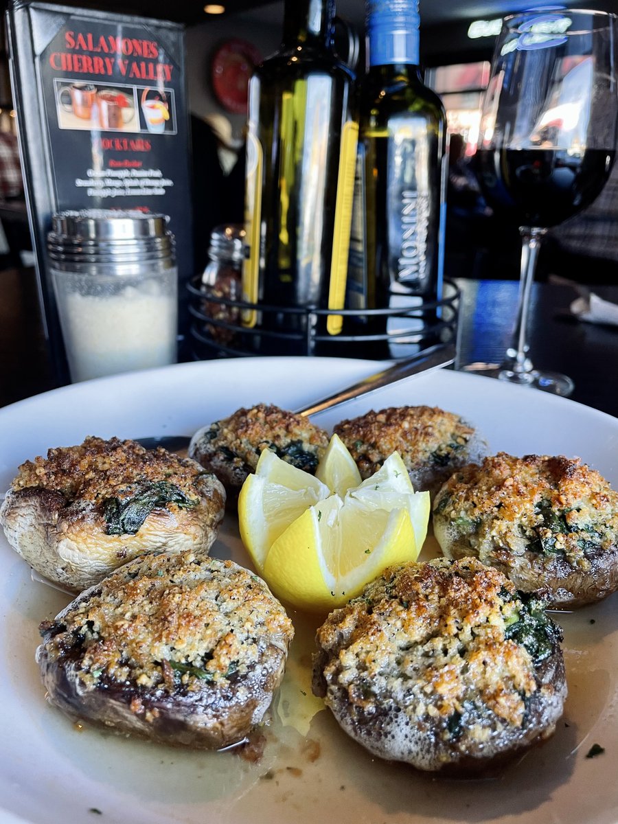 TheRockfordBuzz's tweet photo. We traveled to Cherry Valley to enjoy the delicious menu at Salamone’s! We decided to go with a three-course #steak #dinner and the #cannoli #cake.
Check out the details here: https://t.co/N1ltWX7beR
#italianfood #815eats #rockfoodian #eatlocal https://t.co/ChYcEhfwC2