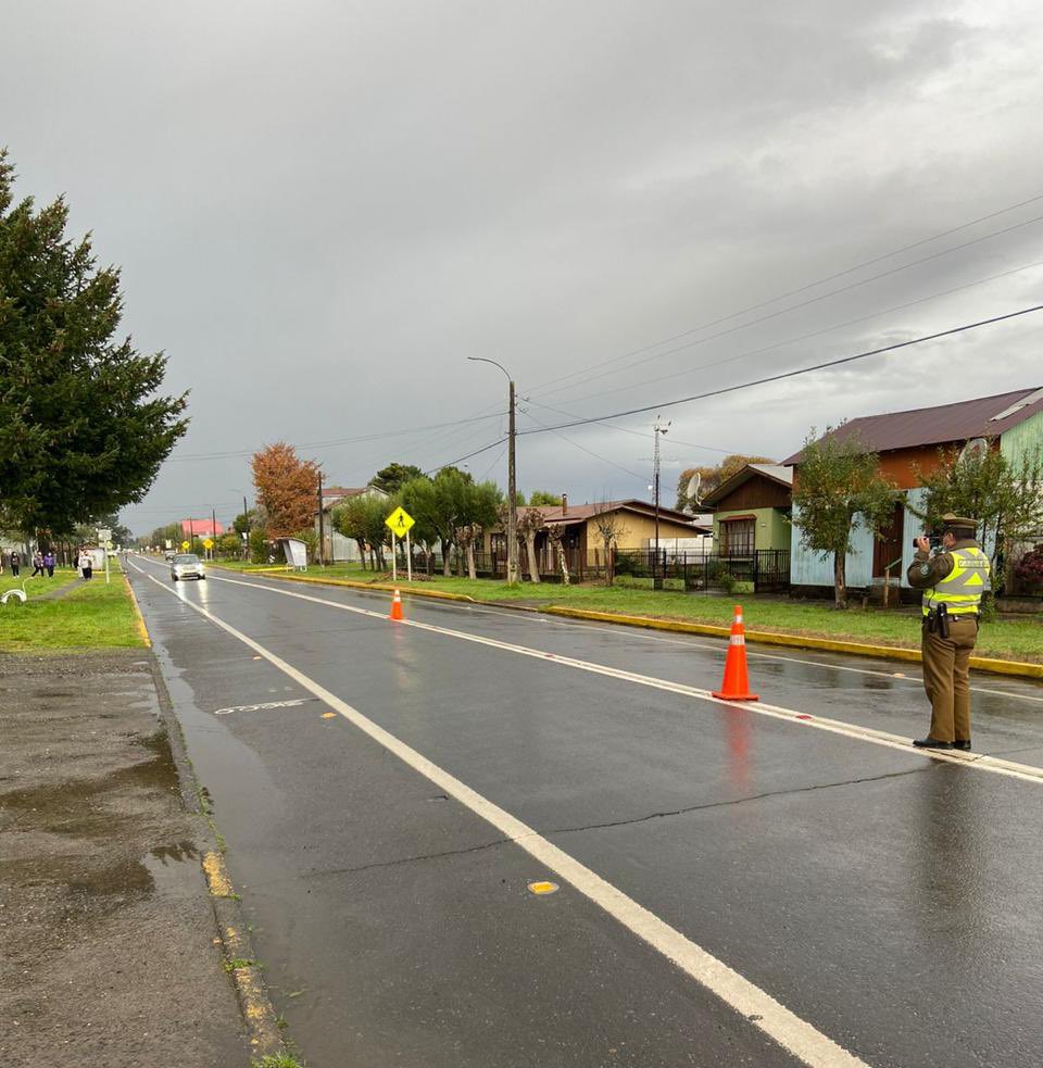 CarabAraucania's tweet photo. #Araucanía: Carabineros del Retén #Comuy realizan controles vehiculares y de velocidad en la ruta S-70, verificando que conductores respeten la Ley de Tránsito para evitar accidentes. #LaPrevenciónEsNuestraEsencia https://t.co/ThW7dp9Wny