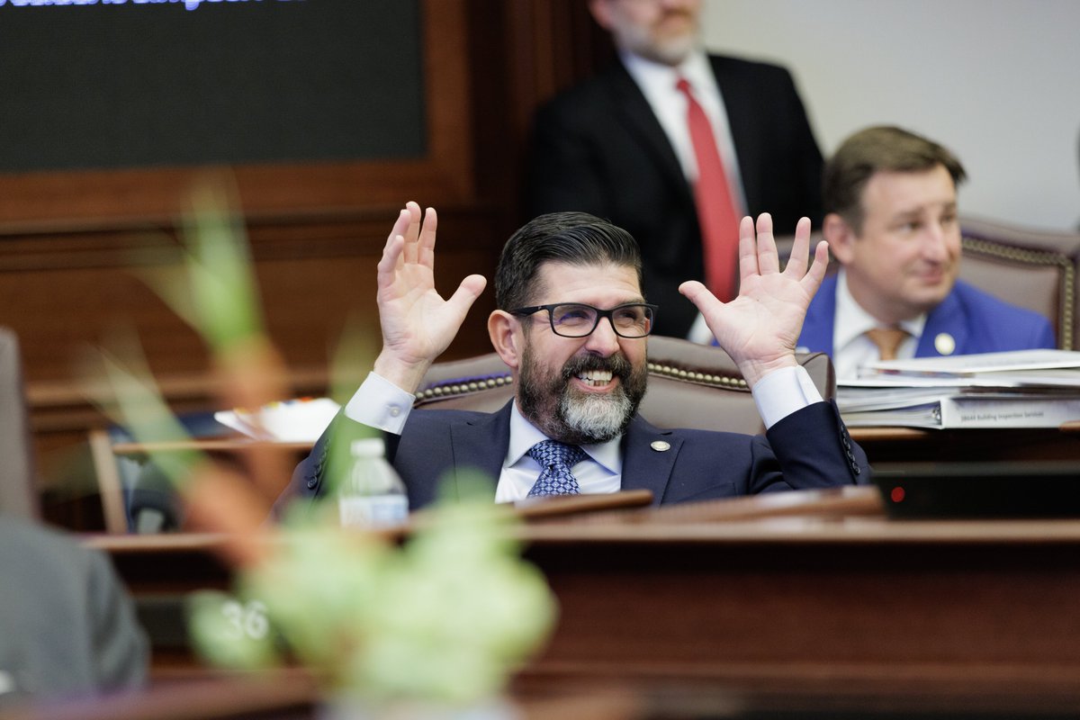 FLSenate's tweet photo. Today we honor the service of @SenMannyDiazJr - Thank you Senator Diaz! https://t.co/3d5eL0Eo8s