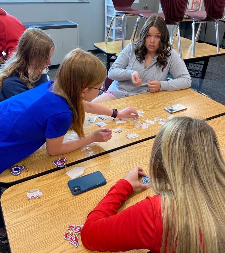 CentralCSD's tweet image. Central students made paint with diamonds key chains in today’s “Find Your Zen” session!
