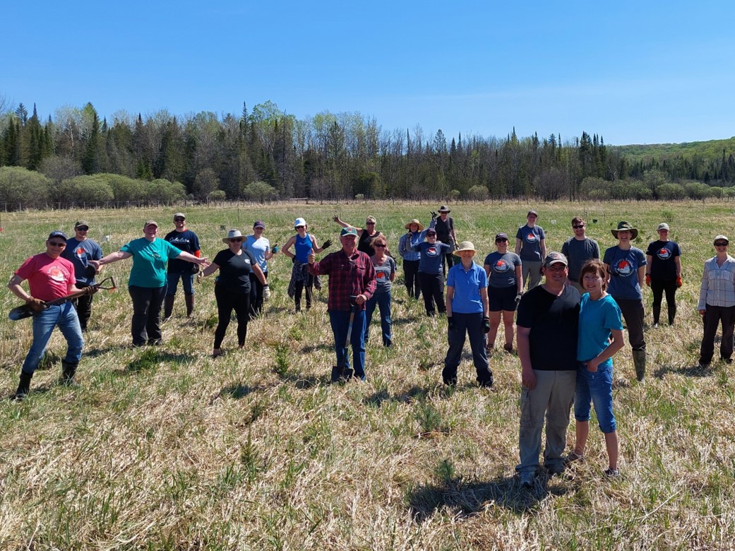 SSEA_SSRAP's tweet photo. Spring 2022 #communitytreeplanting is complete! #ScoutsCanada #TeamSSEA the landowners #volunteers and staff from @Deluxe planted 1400 #seedlings at a site in #OroMedonte. Funded in part by @simcoecounty through its Simcoe County Forest program. Thanks to all participants! https://t.co/K0ErwyJq22