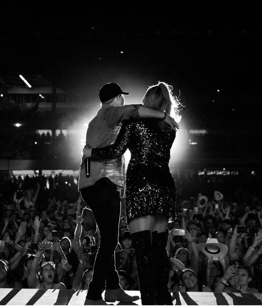 drownyourmemory's tweet photo. Lauren Alaina surprised the crowd when she came out to help Cole sing "Never Say Never" love seeing these two back on stage together

🔄 - @LaurenAlaina @coleswindell
🔖#coleswindell #coleswindellfan #Stereotype #downtoearthtour #somehabbits #aintworththewiskey #downtothebartour https://t.co/o8nNaGQiUq
