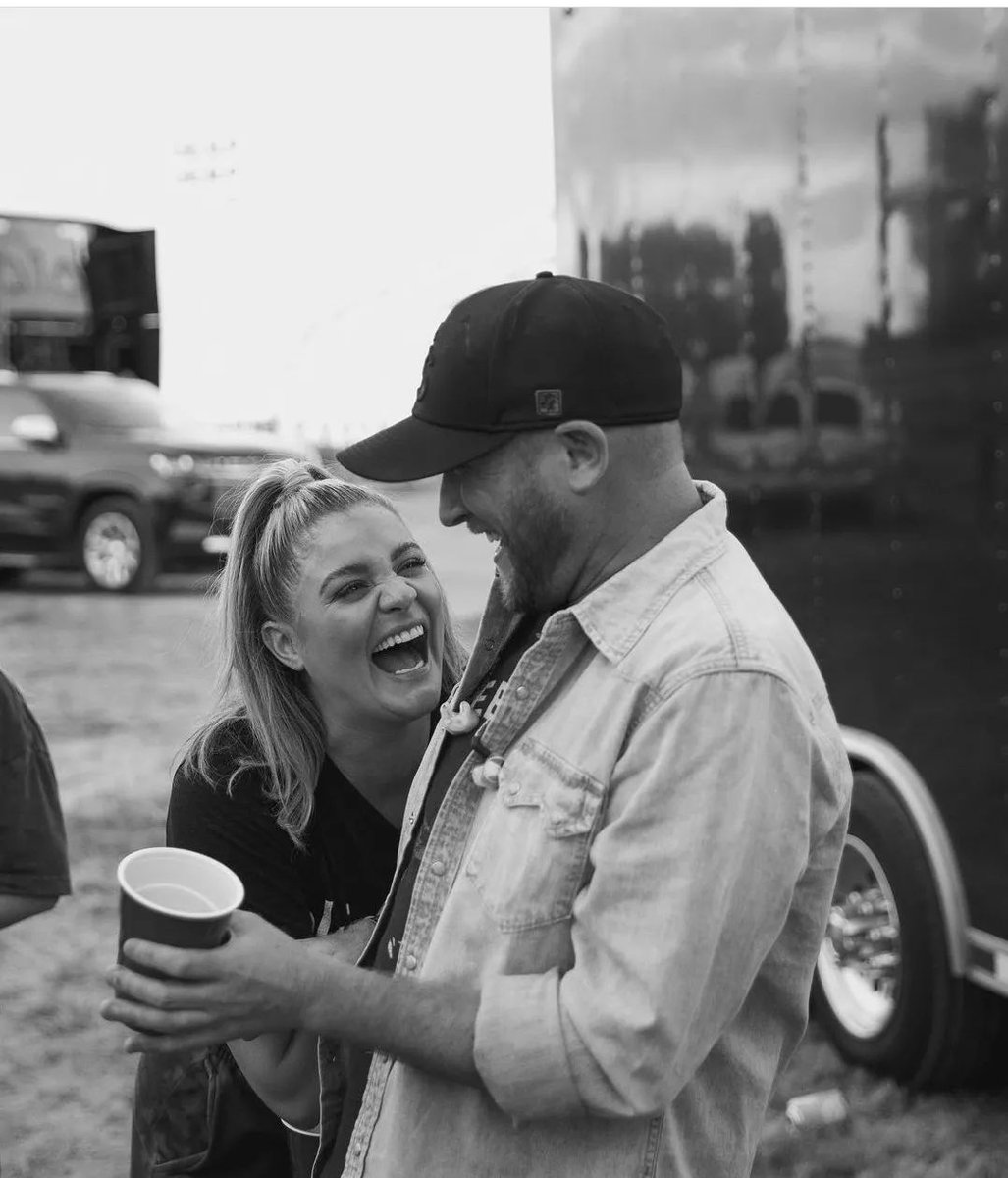 drownyourmemory's tweet photo. Lauren Alaina surprised the crowd when she came out to help Cole sing "Never Say Never" love seeing these two back on stage together

🔄 - @LaurenAlaina @coleswindell
🔖#coleswindell #coleswindellfan #Stereotype #downtoearthtour #somehabbits #aintworththewiskey #downtothebartour https://t.co/o8nNaGQiUq