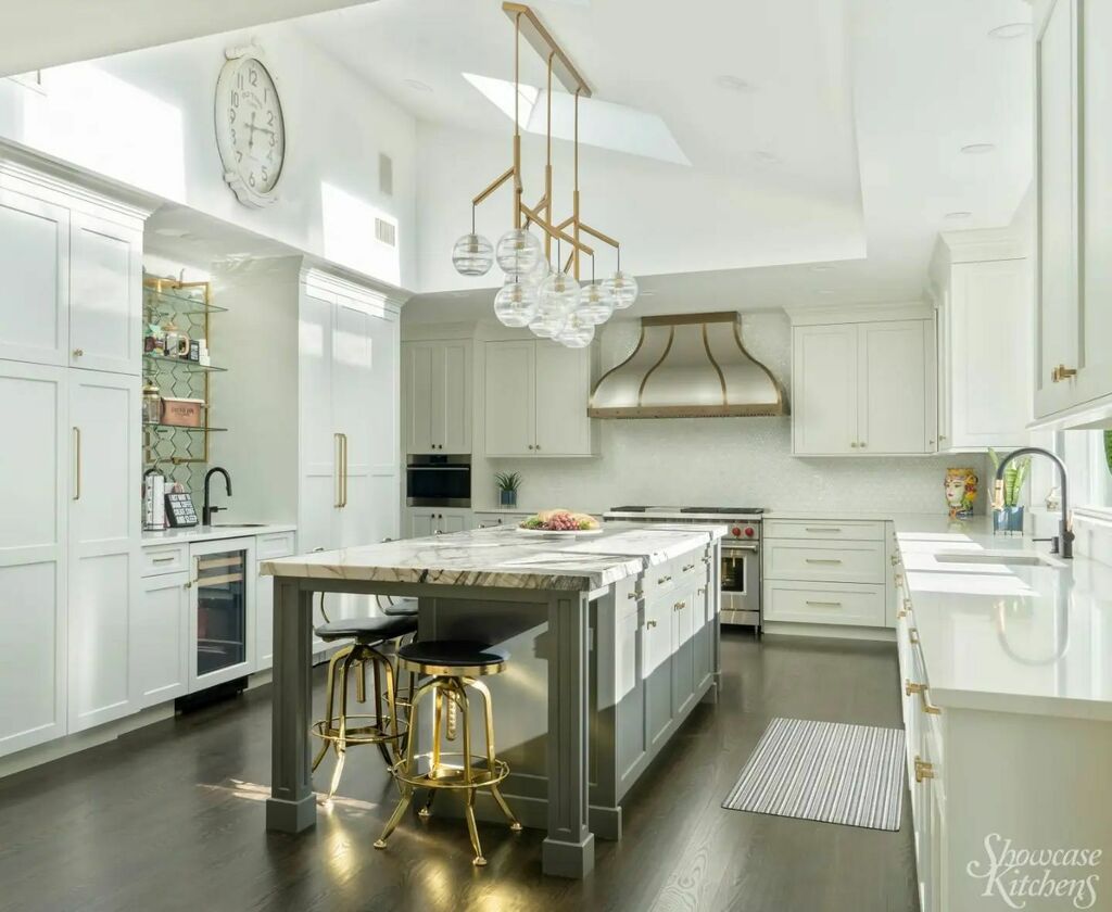 This kitchen. With all the ooohs, aaahs and oomphs.  Kitchen envy anyone?

.
.
#designerkitchen #kitchn #kitchen #kitchenenvy #kitchendesign #familylife #familykitchen #whitekitchen #quartzite #luxuryappliances #customhood #luxurykitchen #longislandhome … instagr.am/p/Cd9MBhkpT_V/