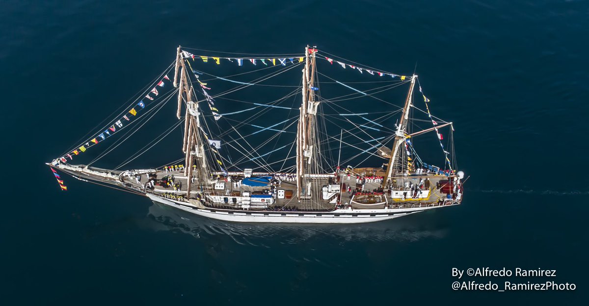 Recibiendo al <a href="/AbSimonbolivar/">Buque Escuela Simón Bolívar (BE-11)</a> en Guanta